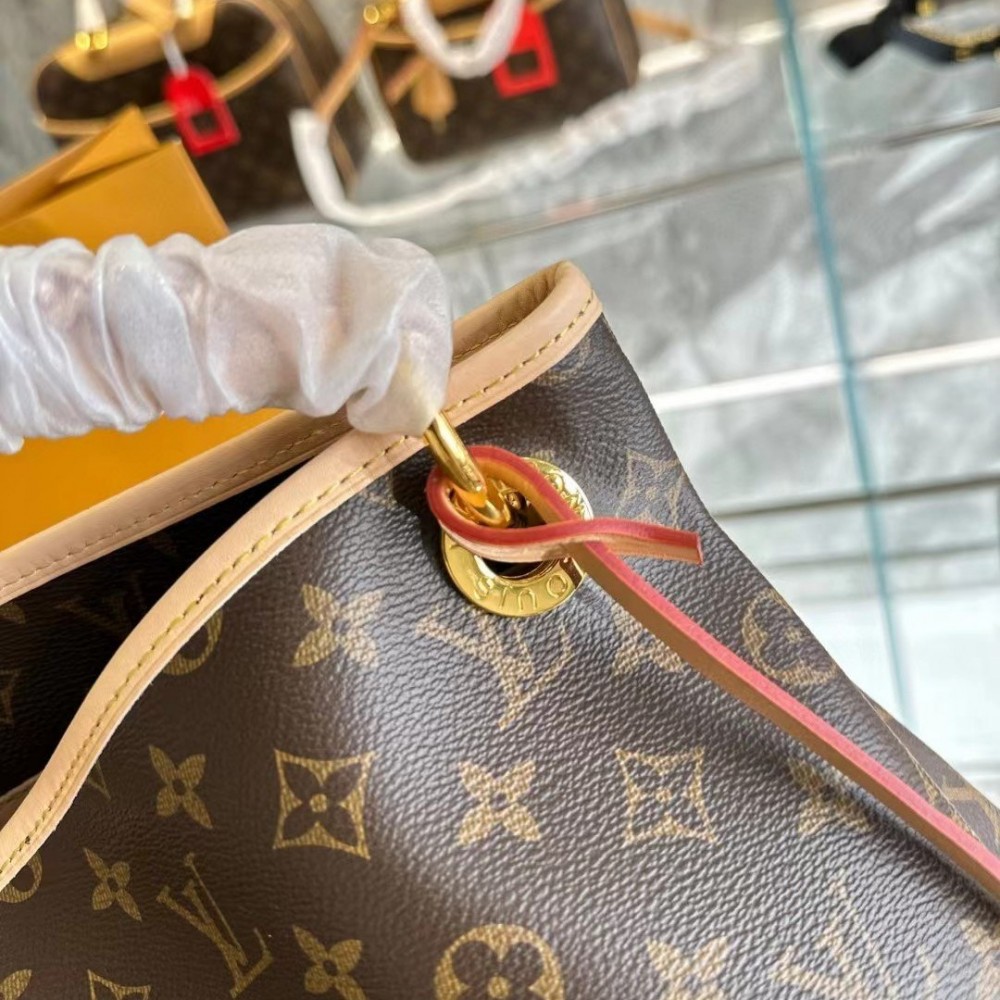 Louis Vuitton Monogram Artsy MM